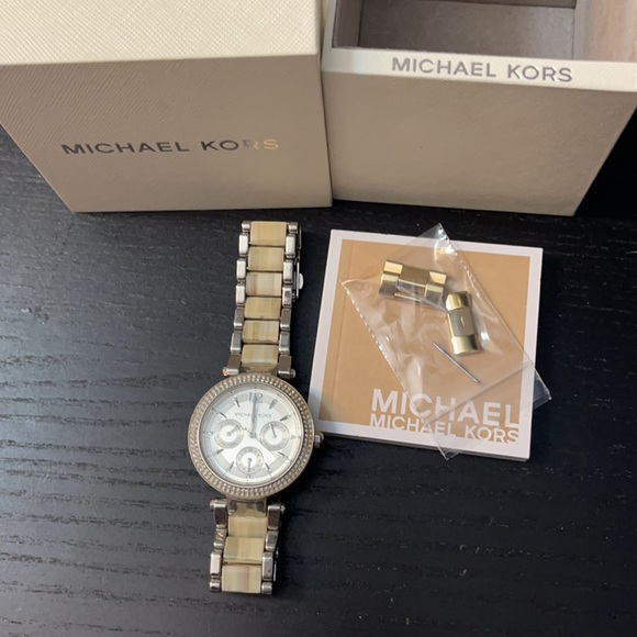 Michael Kors watch. Battery needs to be replaced - Picture 2 of 3